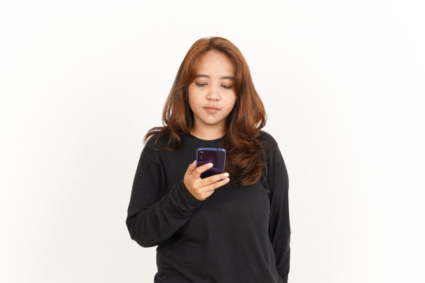 持有和使用智能手机美丽的亚洲女人穿着黑色衬衫孤立在白色图片下载