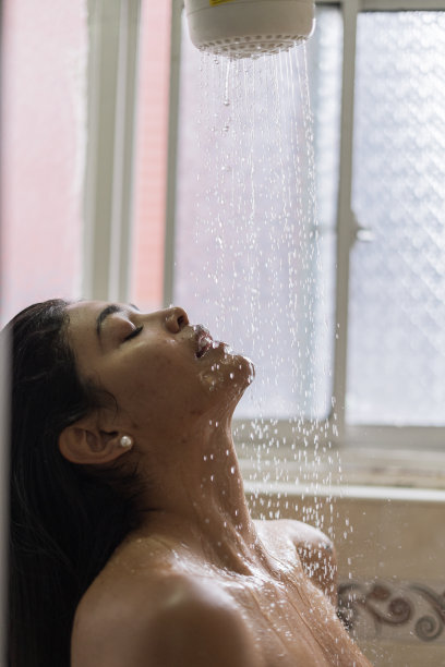 这位拉丁妇女正在自家的浴室里享受沐浴图片下载