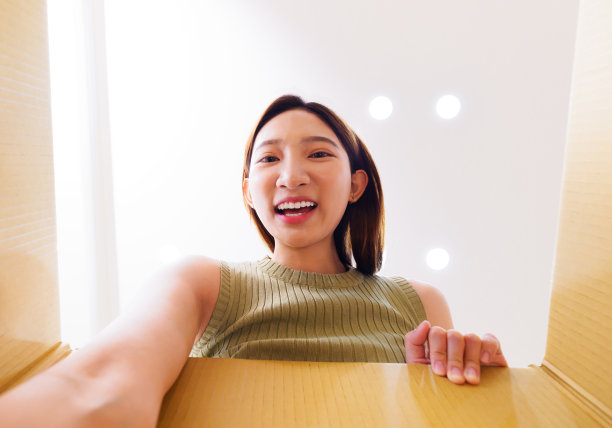女子开箱投递图片下载