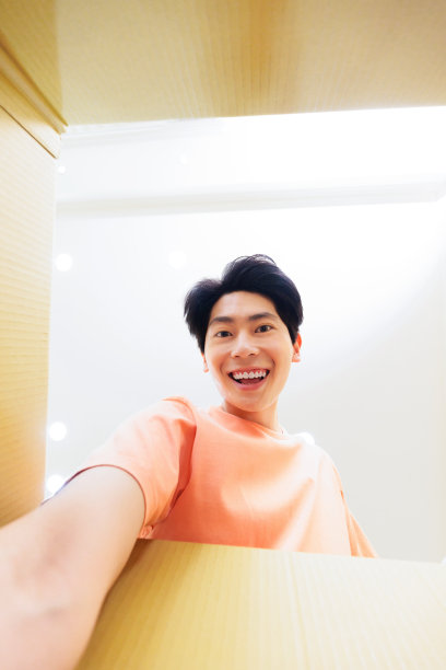 男子开式送货箱图片下载