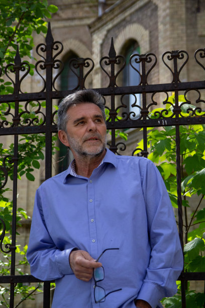 老城区的现代老人图片下载