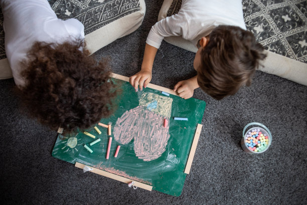 我们喜欢用粉笔在黑板上画画图片下载