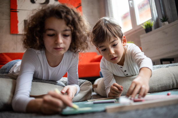 我们喜欢用粉笔在黑板上画画图片下载