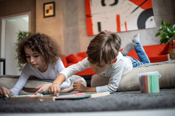 我们喜欢用粉笔在黑板上画画图片下载