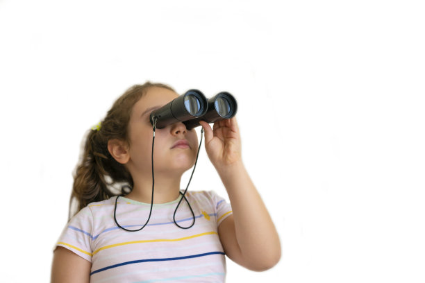 小女孩用望远镜向前看图片下载
