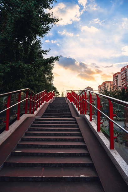 黄昏的现代房屋和道路图片下载