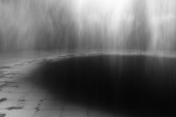 雨下在灯光下，影子在夜晚图片下载