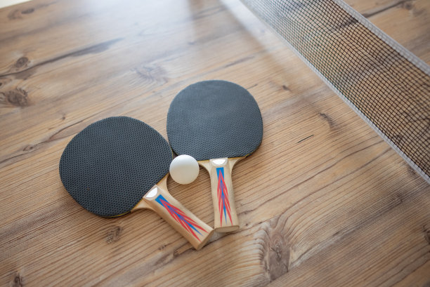 近木乒乓球台与球拍和球在家里图片下载