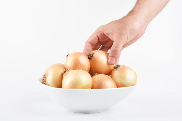 从碗里拿着洋葱的手图片下载