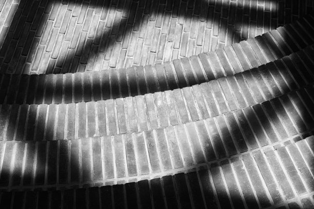 阳光照在砖地板上，台阶上图片下载