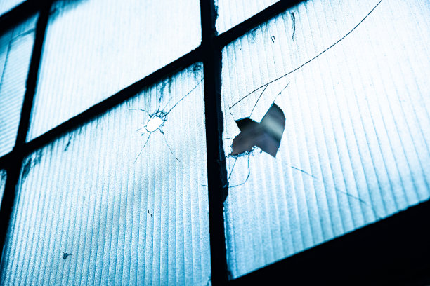 废弃的工厂碎玻璃图片下载