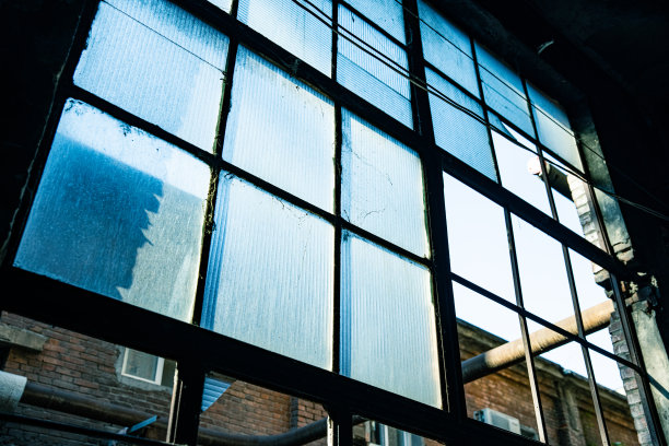 废弃的工厂碎玻璃图片下载