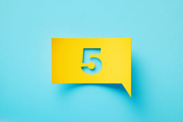 编号5写矩形黄色聊天泡泡在绿松石背景图片下载