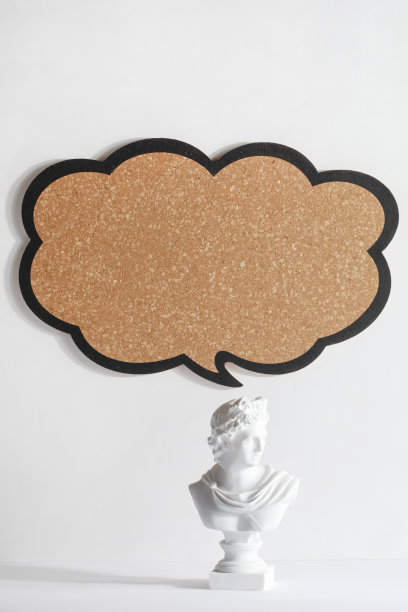 石膏雕像，白色背景上的空白标志。复制空间、广告、展示。有新想法，有创意，能跳出框框思考图片下载