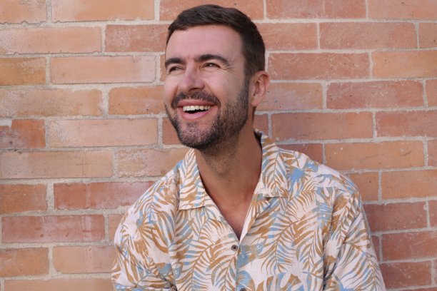 40岁的男人微笑着图片下载