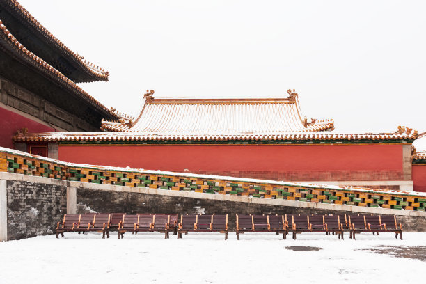 北京紫禁城的屋檐下起了雪图片下载