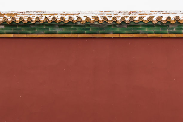 北京紫禁城内的红墙在雪地里图片下载