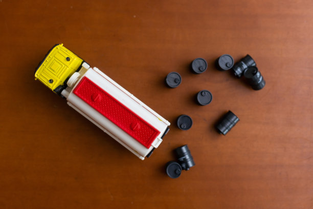 玩具桶和小卡车图片下载