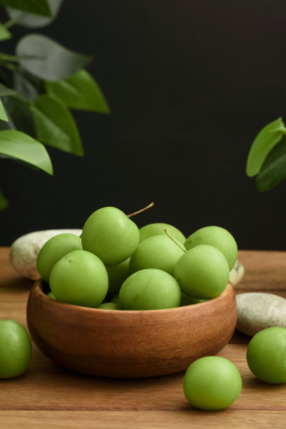 青梅木竹碗，黑底图片下载