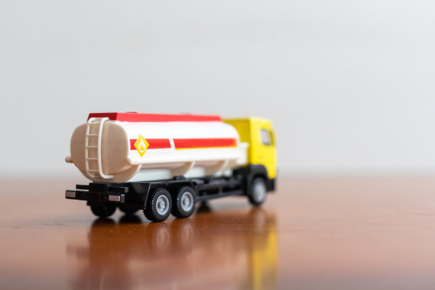 白色背景下的玩具重型卡车图片下载