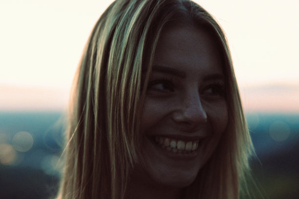 快乐微笑的金发少女户外千禧一代的头像图片下载