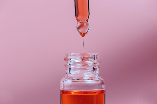 在浅色背景上放一个玻璃瓶的移液器。图片下载