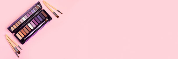 彩色眼影调色板上的粉红色背景横幅图片下载