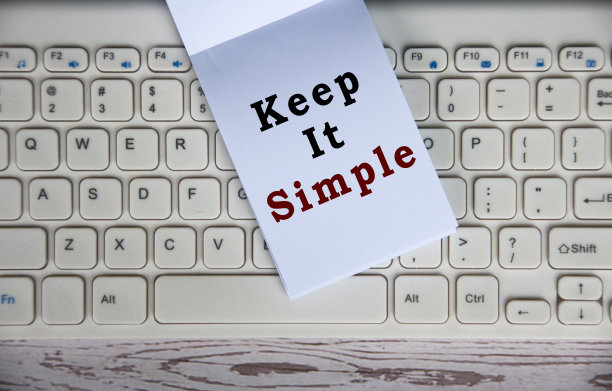 俯视图保持简单的文本在记事本上的键盘上。简单的概念图片下载