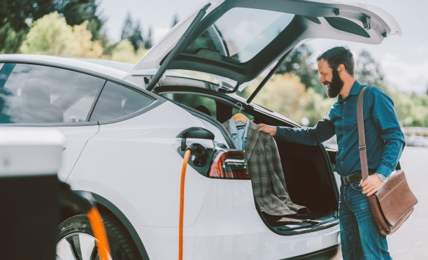 人给电动汽车充电图片下载