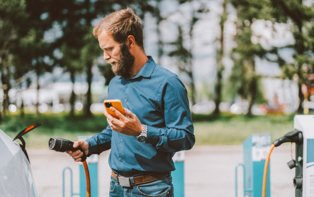 人给电动汽车充电图片下载