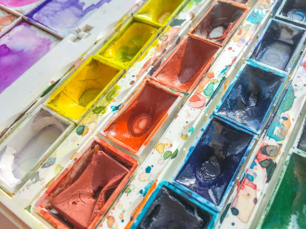 使用水彩画与调色板顶部视图。图片下载