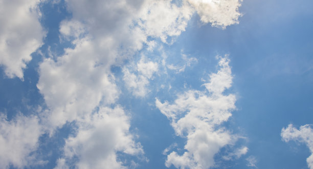 天空和云。蓝色的天空和白色和浅灰色的云彩的不同意想不到的形状和组合为背景卡横幅明信片墙纸图片下载