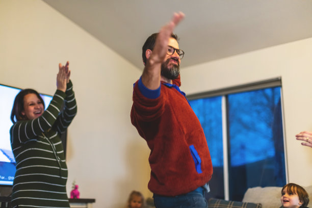 年轻的异性恋夫妇和孩子们一起跳舞和玩耍的父亲节照片系列图片下载