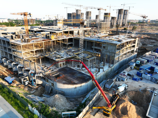 模板上混凝土泵机械。从搅拌车中浇筑混凝土。施工时在模板上安装混凝土泵。图片下载