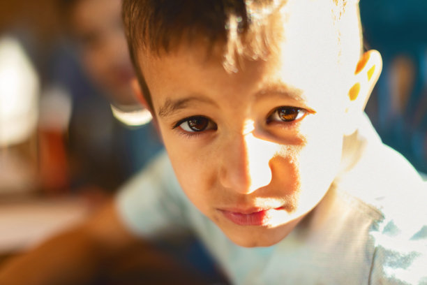 多种族父亲的男孩和白人母亲的家庭烹饪和玩耍在家庭厨房和餐厅父亲节系列照片图片下载