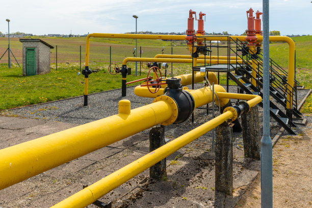 燃气厂阀门，压力安全阀，选择性集中。对商业背景。有选择性的重点。图片下载