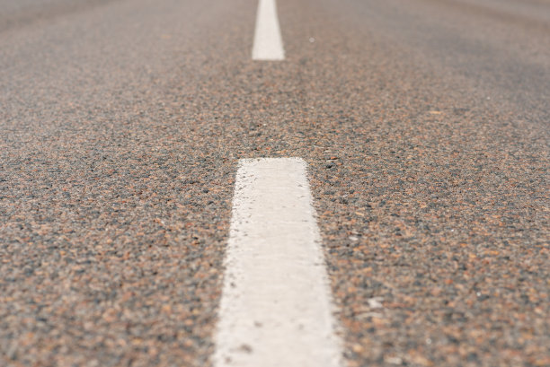 沥青道路背景与标记线。近距离的照片。有选择性的重点。图片下载