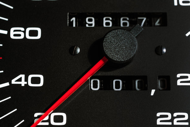 汽车速度计，汽车仪表盘，里程计箭头，转速计。关闭了。有选择性的重点。图片下载