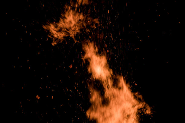 火焰火焰在黑色的背景。图片下载