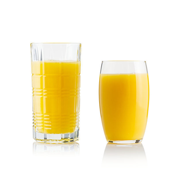 收集橙汁在不同的杯子。为每个玻璃单独的剪切路径。图片下载