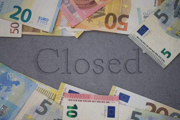 闭口不谈钱。纸币背景与不同的钞票。图片下载