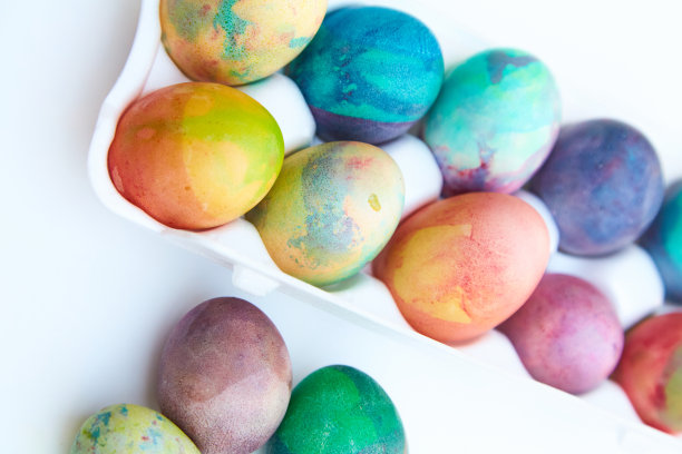 一群复活节彩蛋在白色的容器图片下载