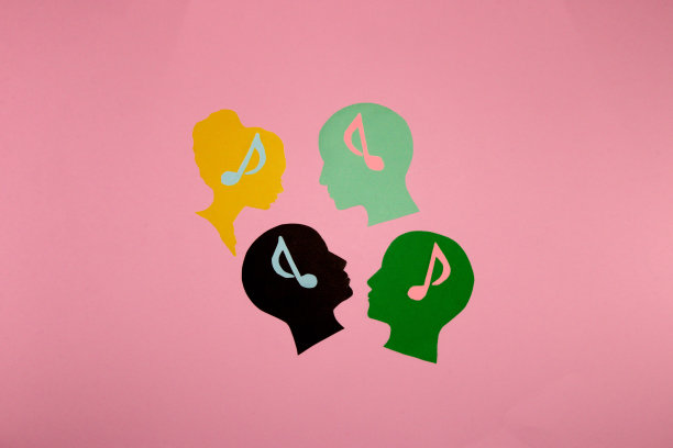 3个男性脑袋和1个女性脑袋配上音符，创意派对设计，听音乐。粉红色的背景图片下载