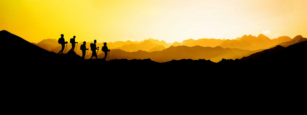 全景图-令人惊叹的黑色剪影山，丘陵，森林和一群年轻的徒步旅行者图片下载
