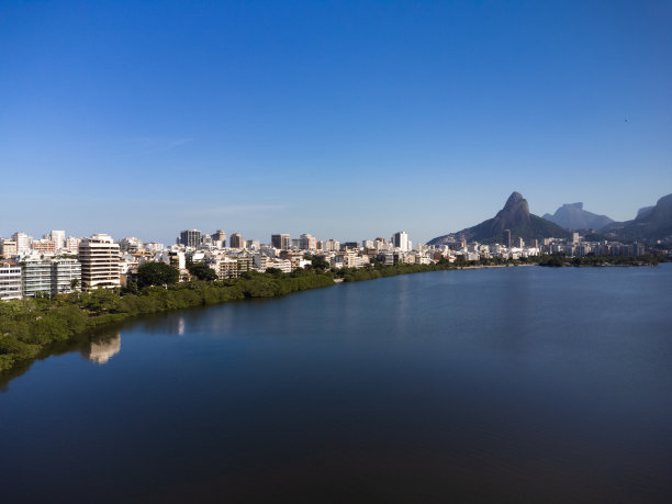 鸟瞰Rodrigo de Freitas泻湖，南部地区的里约热内卢，巴西。背景是伊帕内玛海滩、雷布隆海滩和莫罗多伊斯海滩Irmãos。阳光明媚的一天。建筑物周围。无人驾驶飞机的照片图片下载