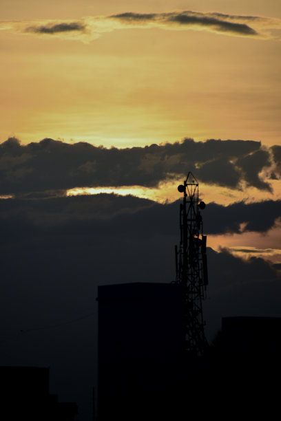 橙色天空下的日落图片下载