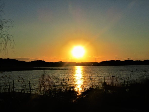 日本。1月底。湖边的日落。图片下载