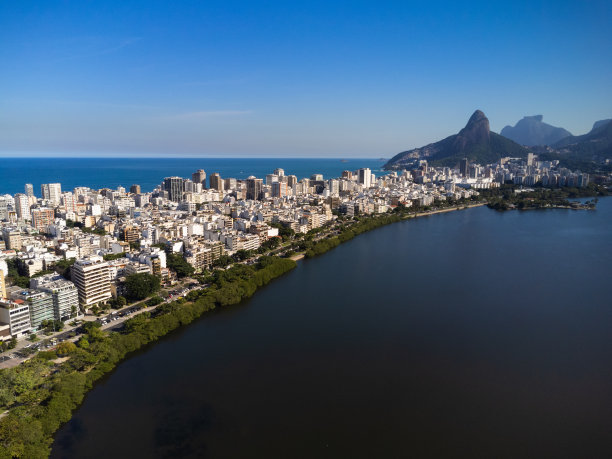 鸟瞰Rodrigo de Freitas泻湖，南部地区的里约热内卢，巴西。背景是伊帕内玛海滩、雷布隆海滩和莫罗多伊斯海滩Irmãos。阳光明媚的一天。建筑物周围。无人驾驶飞机的照片图片下载
