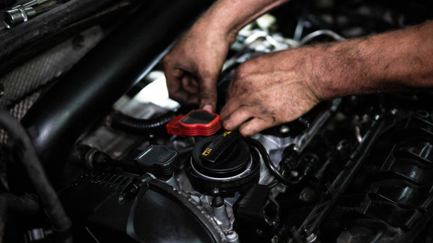 机修工正在修理发动机库存照片图片下载