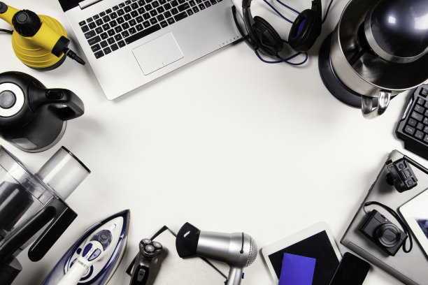 旧电脑，数码平板电脑，手机，许多使用过的电子产品设备，损坏的家庭和电器。前视图。电子垃圾。回收、修复、再利用的理念图片下载